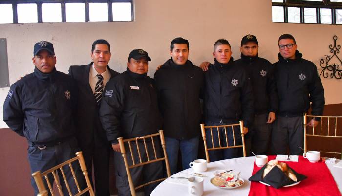 Festeja Julio Csar Chvez a policas en su da.