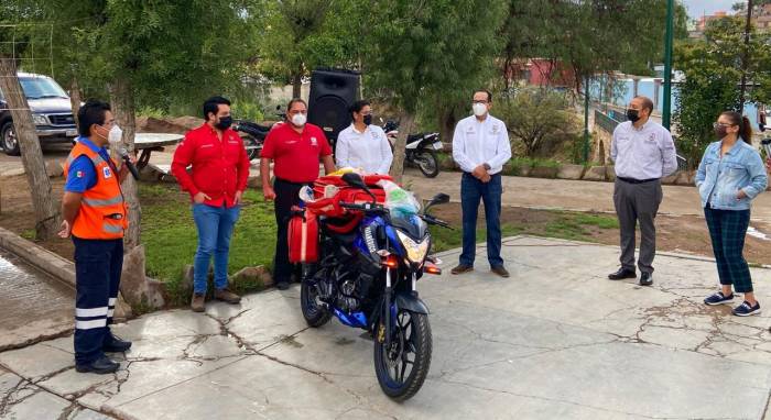 ALCALDE DE SOMBRERETE ENTREGA MOTOCICLETA PARA PRIMEROS AUXILIOS