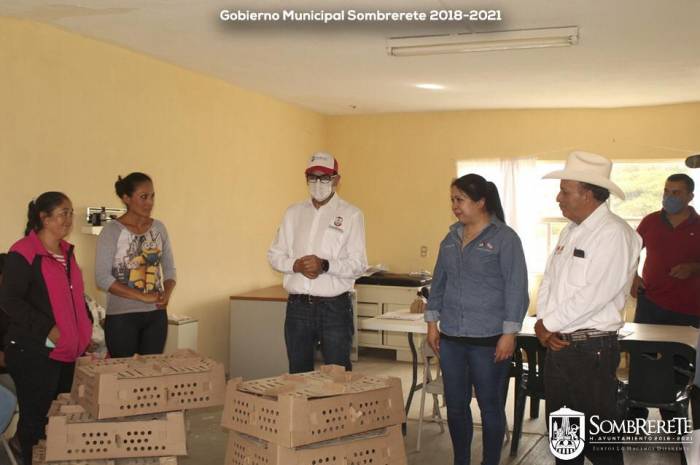 ENTREGA ALAN MURILLO PAQUETES DE AVES A COMUNIDADES DE SOMBRERETE