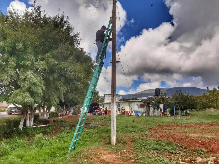 ALUMBRADO PÚBLICO DE SOMBRERETE ATIENDE REPORTES CIUDADANOS 