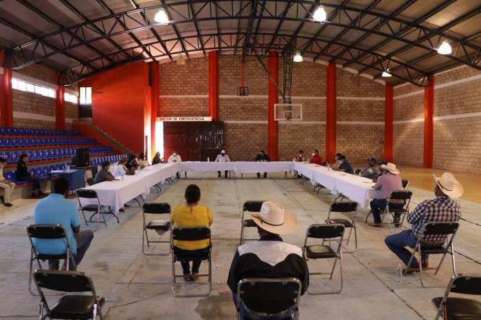 Se rene Alan Murillo con los delegados de las comunidades de Sombrerete 