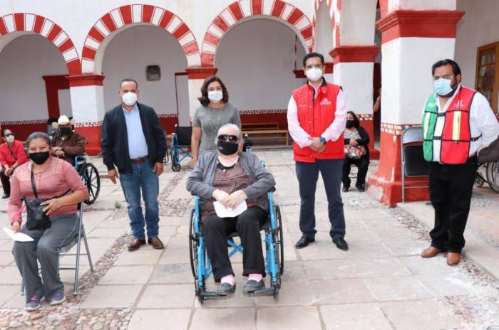 Beneficia SEDIF con sillas de ruedas a personas con discapacidad de Pinos