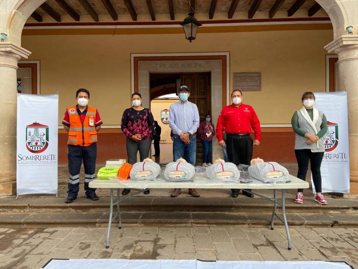 Alan Murillo entrega equipo a Proteccin Civil de Sombrerete