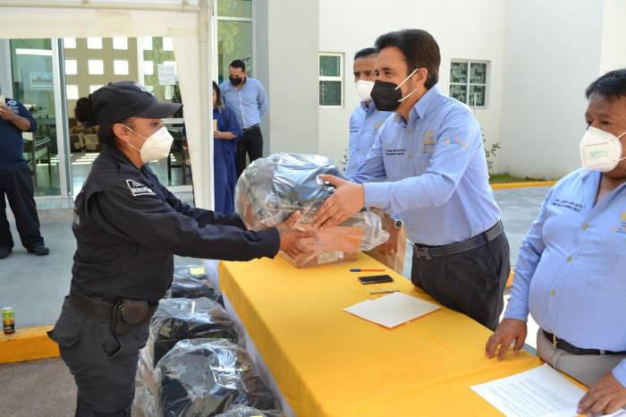 Dotan de uniformes a elementos de seguridad pblica en Villanueva