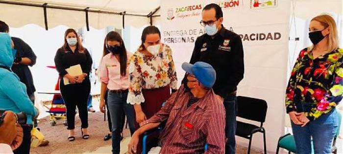 Realizan entrega de apoyos a personas con discapacidad en Sombrerete