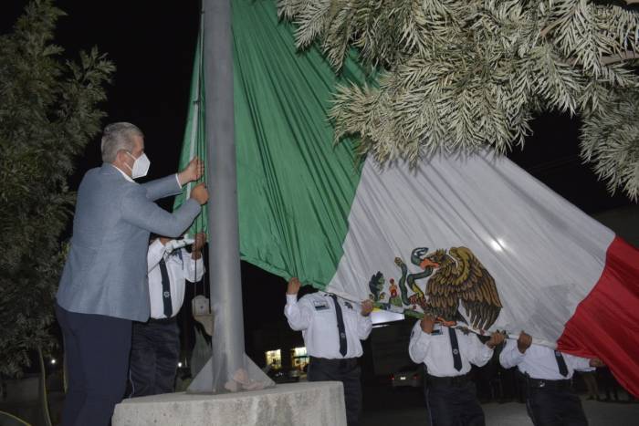 Alcalde Antonio Aceves participa en el Izamiento de la Bandera Nacional