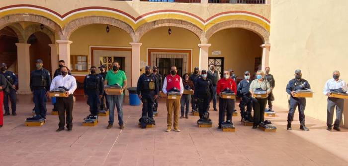 Alan Murillo entrega uniformes a Policas de Sombretete 