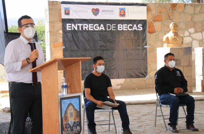 Entrega Ulises Meja Haro becas de la esperanza en las comunidades de Zacatecas