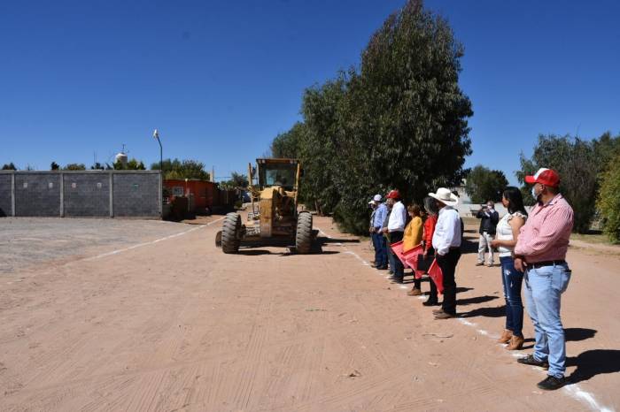 Arrancan pavimentacin de calle en Comunidad de Charco Blanco 