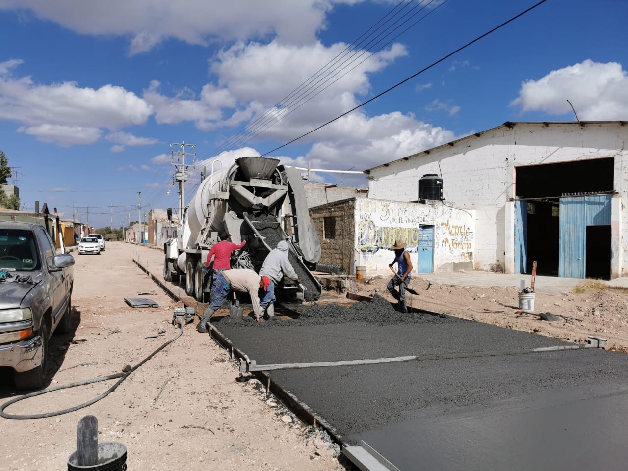 Pavimentan calle en la comunidad El Rucio