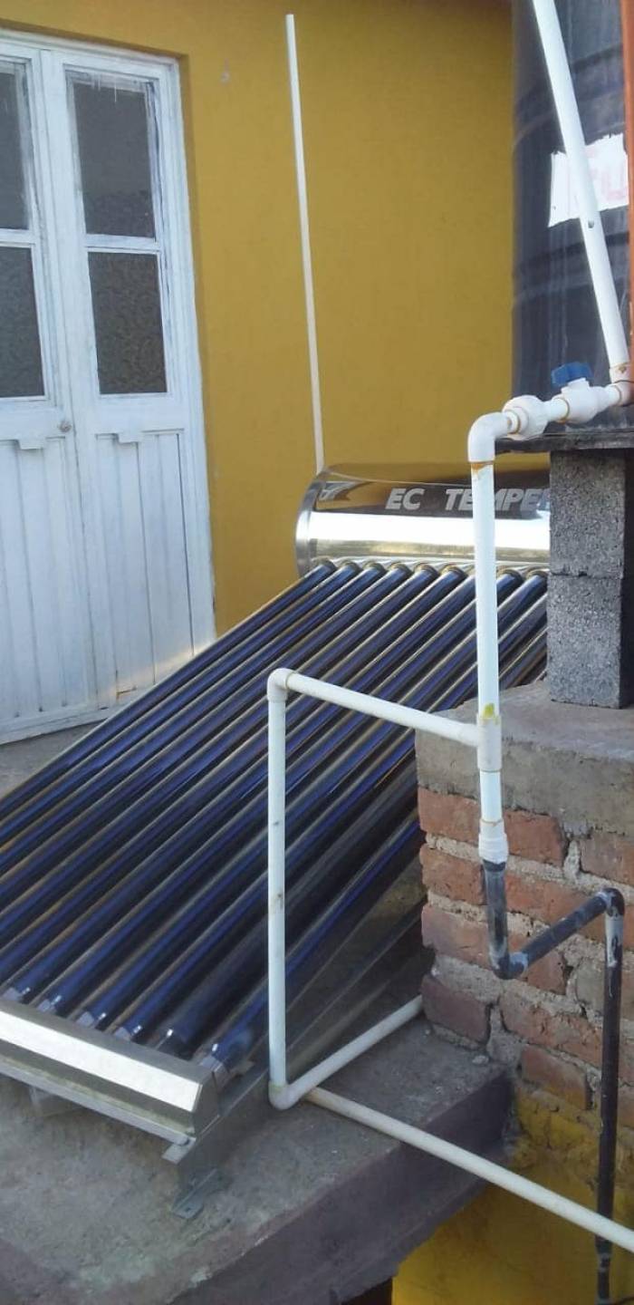 Instalan calentadores solares en la comunidad de la Haciendita