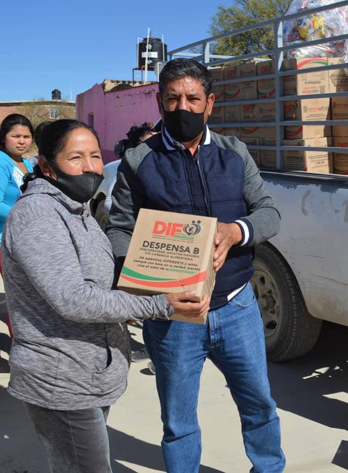 Entrega de paquetes alimenticios en las comunidades Amapolas y el Marin