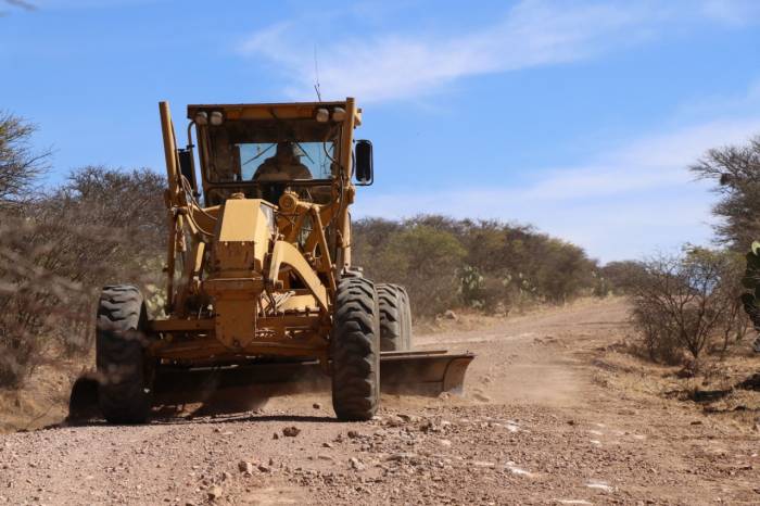 Contina rehabilitacin de caminos saca cosechas en Sombrerete