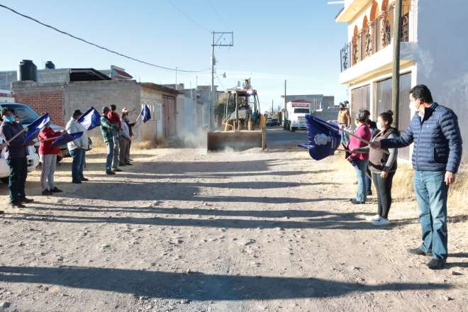 Reynaldo Delgadillo arranca pavimentacin de calle en Calera