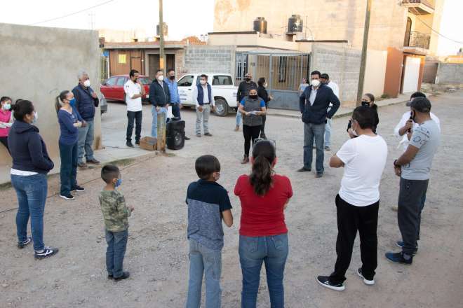 Rey Delgadillo se rene con vecinos de la calle Hernn Corts