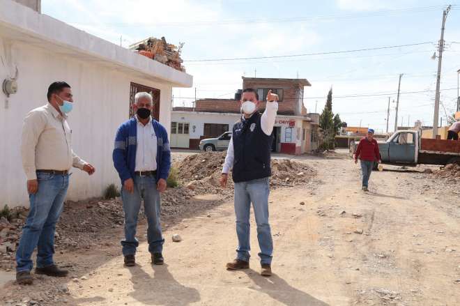 Supervisan pavimentacin de calles en Calera