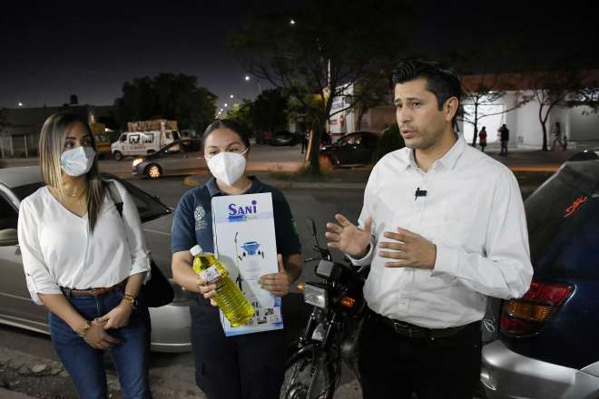Julio Csar Chvez entrega kits sanitizantes a comerciantes de Guadalupe