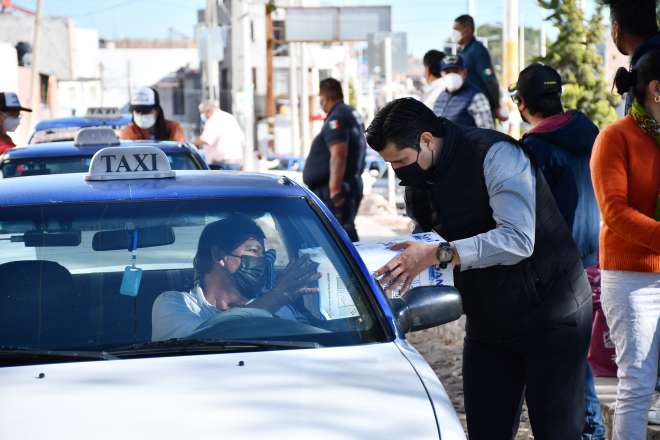 Entrega Julio Csar Chvez material sanitizante a taxistas