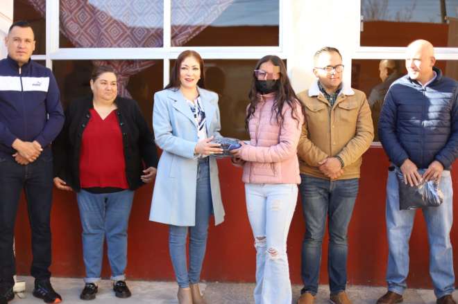 Entrega presidenta del DIF Jerez uniformes a alumnos de Telesecundaria