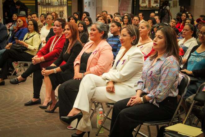 Imparten conferencia magistral a mujeres zacatecanas
