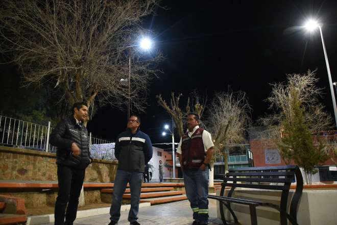 Supervisa Julio Csar Chvez instalacin de luminarias solares en jardn de Zquite