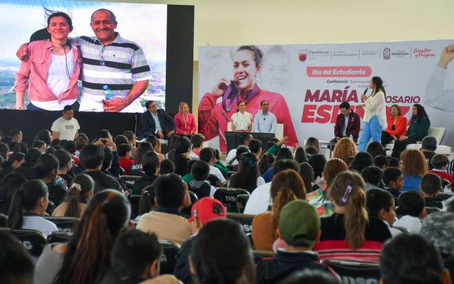 María del Rosario Espinoza ofreció una conferencia ante miles de estudiantes zacatecanos