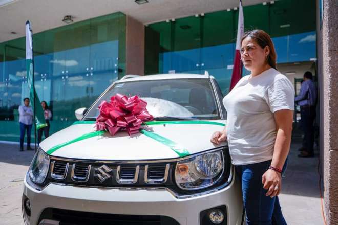 Entregan vehículo a ganadora del sorteo por el día de las madres en la capital