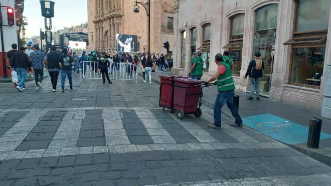 Realizan limpieza en el centro histórico tras concierto por el día del estudiante