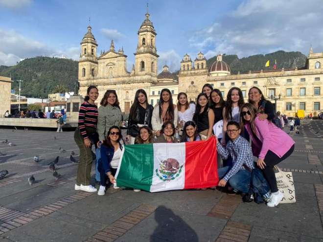 Alumnas normalistas de Juchipila viajan de intercambio académico a Colombia