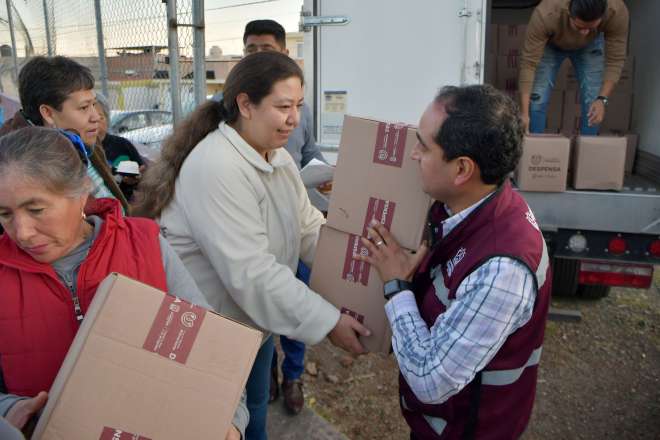 Entrega Pepe Saldvar apoyos alimentarios en colonias de Guadalupe