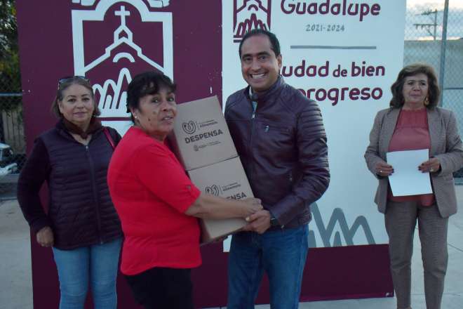 Entrega Pepe Saldvar apoyos alimentarios a familias en comunidades y colonias