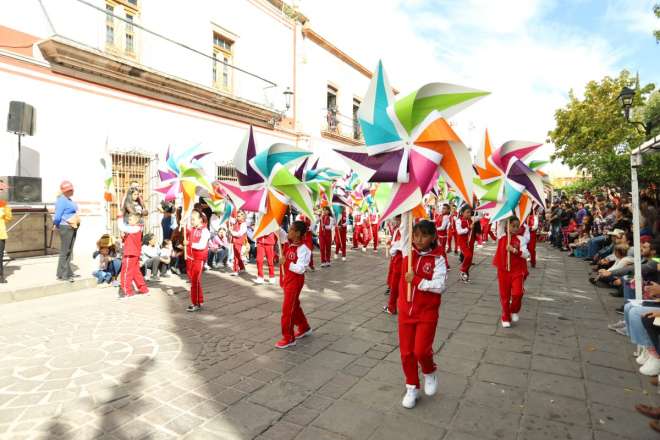Vistoso desfile en Jerez para conmemorar el Aniversario de la Revolución