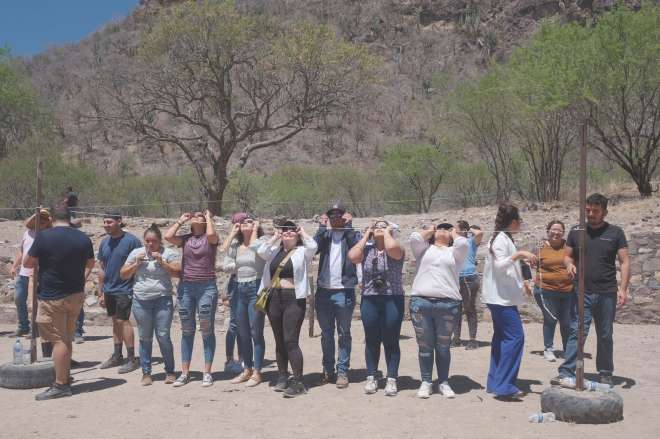 Miles de zacatecanos disfrutan en familia observacin del eclipse solar 