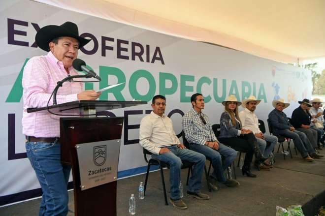 Lleva David Monreal apoyos a campesinos y ganaderos de la regi�n sureste del territorio zacatecano